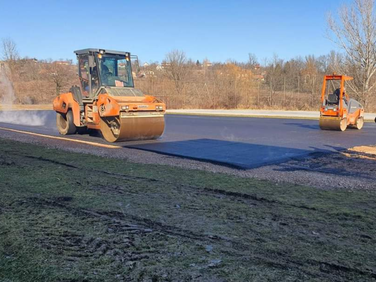 Asfaltiraju se školski tereni, kompjuteri stigli u učionice