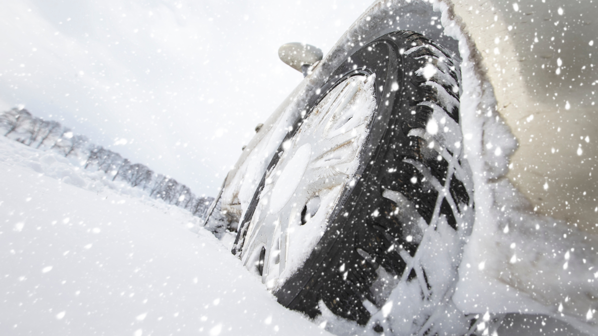 auto u snegu, tocak zavejan